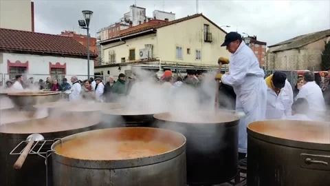 Five hundred years later, the titos are still distributed by San Antón in Gamona Vídeo Stock 261879799