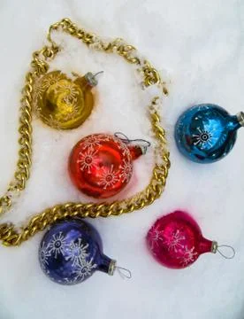 Five multi-colored Christmas balls in the snow. Stock-Fotos