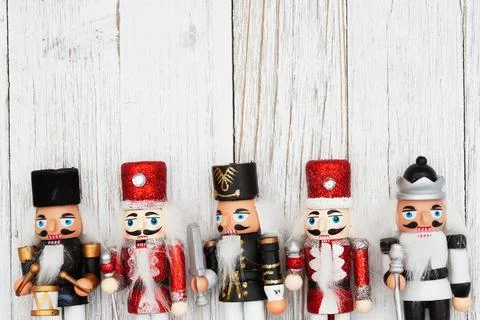 Five nutcrackers Christmas border with weathered wood Foto stock