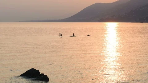 Five people on the sup board during sunset Video stock 113406992