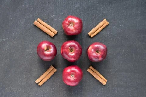 Five red apples and cinnamon Foto stock