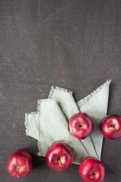 Five red apples on a painted board Stock-Fotos