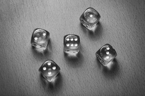 Five red dice on the table. game dependency Foto stock