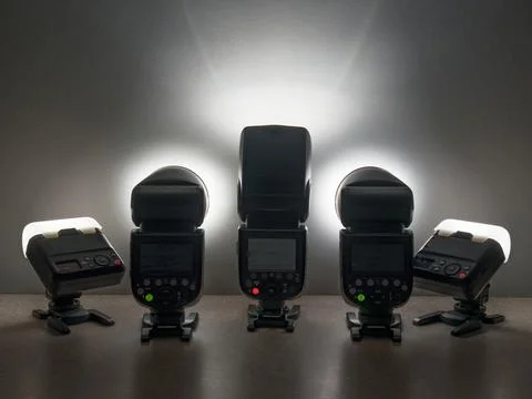Five remotely triggered speedlight flashes Foto stock