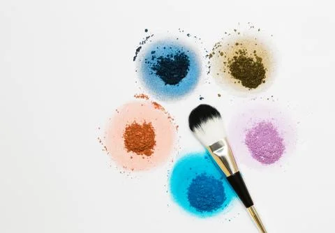 Five samples of bright dry pigment in the form of a flower with a brush. Foto stock