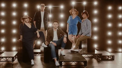 Five singers on stage with light bulbs Stock-Footage 107572582