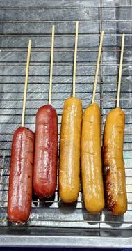 Five skewered sausages Foto stock