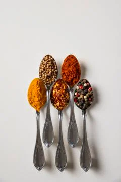 Five Spoons with different Spices on them Foto stock