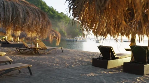 Five Star Beach Resort with bamboo straw huts and lounge chairs. 스톡 동영상 308722582