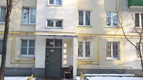 Five-storey building with a green balcony and a gray door Video stock 168966056
