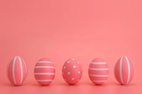 Five striped Easter pink eggs in a row on a pink background. Foto stock