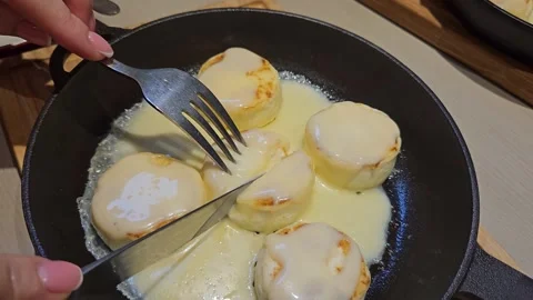 Five tender cheesecakes in butter cream in a cast-iron skillet. Stock Footage 240329814