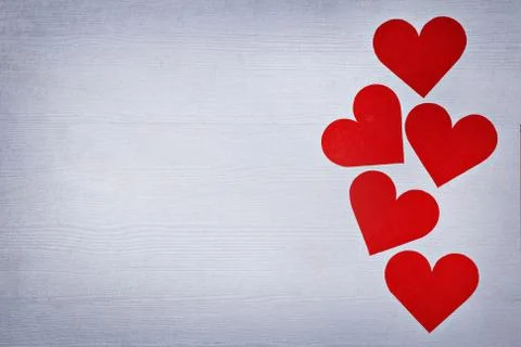 Five valentines hearts lined in a row on white wooden boards with place for text Stock-Fotos