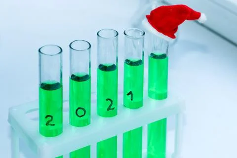 Five vials of green solution in a chemical lab. on the end tube is a miniature Fotos de archivo