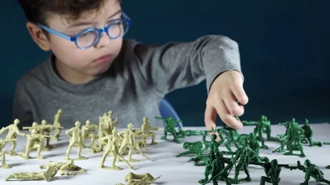 Five year old boy playing with toy soldiers Stock-Footage 82490000