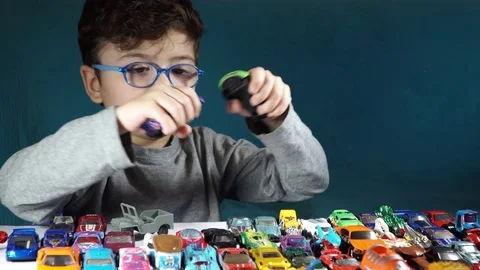 Five year old boy playing with toy cars Stock-Footage 82490378