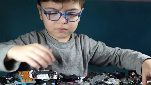 Five year old boy playing with toy cars Stock-Footage 82490543