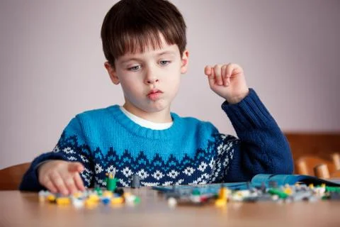 Five years old boy playing with building blocks Foto stock