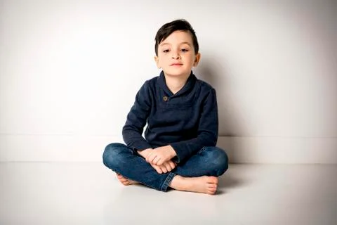 Five years old boy sit on the floor Stock-Fotos