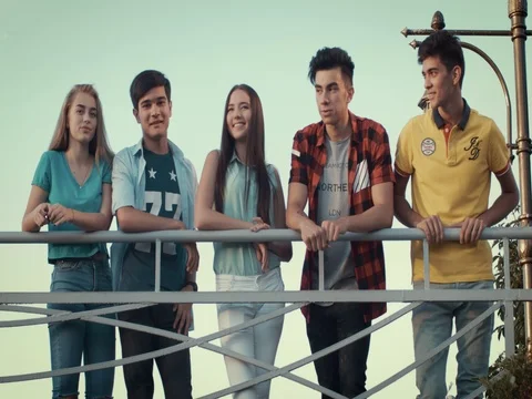 Five young people have fun on the bridge Video stock 79590058