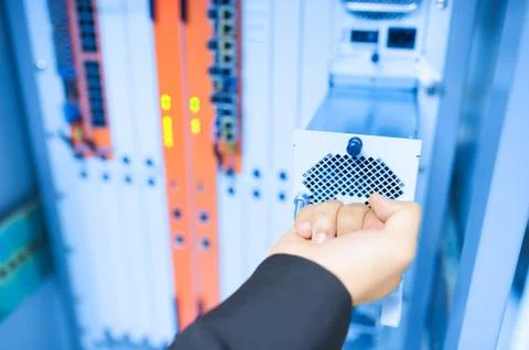 Fix network switch in data center room Foto stock