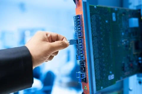 Fix network switch in data center room Foto stock