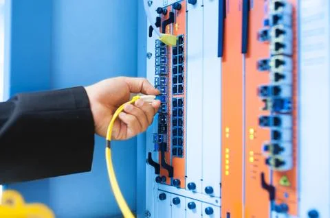 Fix network switch in data center room Foto stock