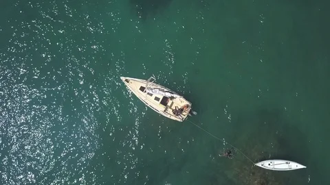Fix top view of the boat on the blue and transparent sea and some people Vidéo 93949537