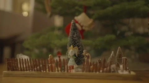Fixed close-up of nativity scene with Christmas tree background Vidéo 334031130