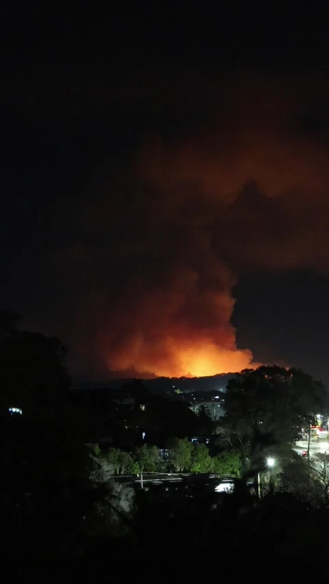 Fixed Gladstone, Qld Australia, September 5 2026 large fire from Dawson High Vídeos de archivo 344742059