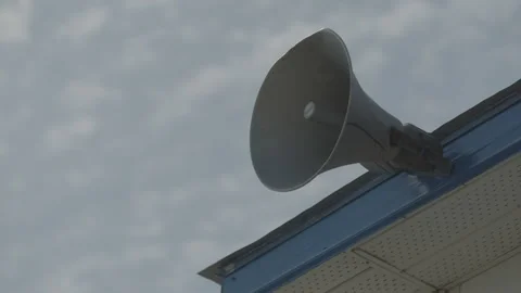 Fixed megaphone on building with cloudy sky backdrop. 스톡 동영상 231348847