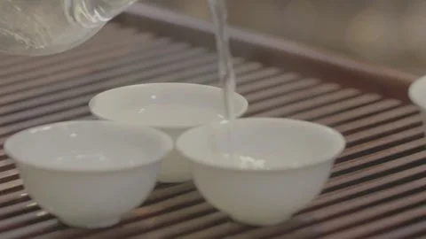 Fixed pan shooting of the tea brewing process. Video stock 250150533