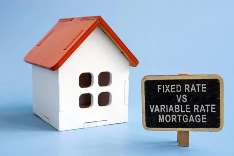 Fixed rate vs variable rate mortgage. Model of the house and a sign next to it. Stock-Fotos