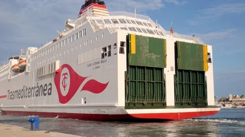 Fixed shot of the back of a ferry boat vessel leaving the dock Video stock 116624802