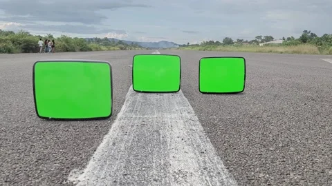 Fixed Shot  Old Tv Set on the road  With Green Screen, Compositing, Chroma Key Stockbeeldmateriaal 201278459