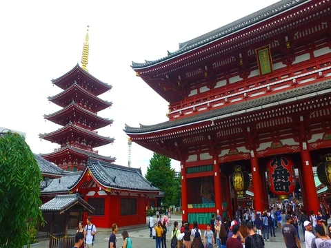 Fixed shot of Sensoji five-storied pagoda and Houzoumon Stock Footage 80080693