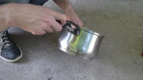 Fixing a broken handle of metallic cooking pot using screwdriver 動画素材 345037057