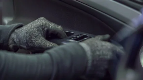 Fixing the front door of a car Vídeos de archivo 85502859