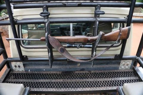 Fixing hunting weapons in the vehicle while hunting in Africa Foto stock