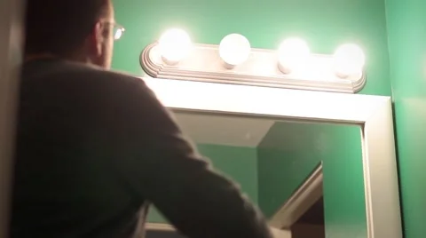 Fixing a light bulb Stockbeeldmateriaal 40340418