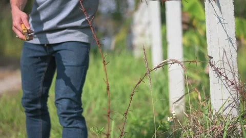 Fixing rusty barb spike wire fence Video stock 139027089