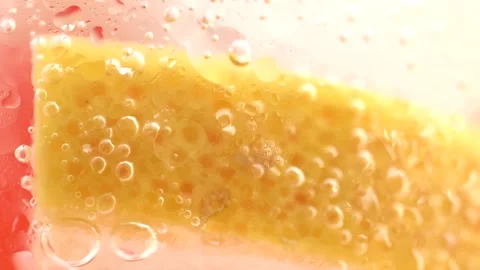 Fizzing water with grapefruit slices, mint and ice cubes in glass, macro. H.. 動画素材 252069873