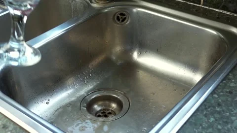 A fizzy alcoholic drink being pour down the drain Vídeos de archivo 139625192