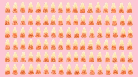Fizzy Cola Bottle Sweets Stopmotion Animation - Pink Background 스톡 동영상 125040574