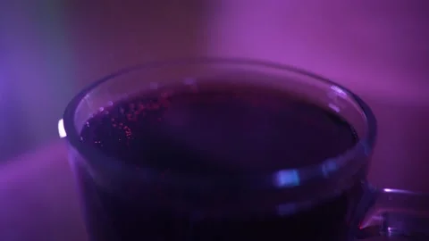 Fizzy drink making bubbles in a glass with changing light Video stock 196259254