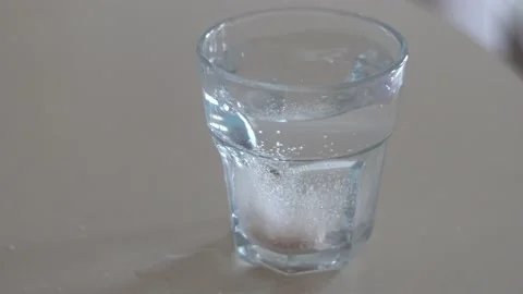 Fizzy tablet dissolving in water 스톡 동영상 133569952