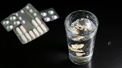 Fizzy tablet in a glass of water Видео 74360386
