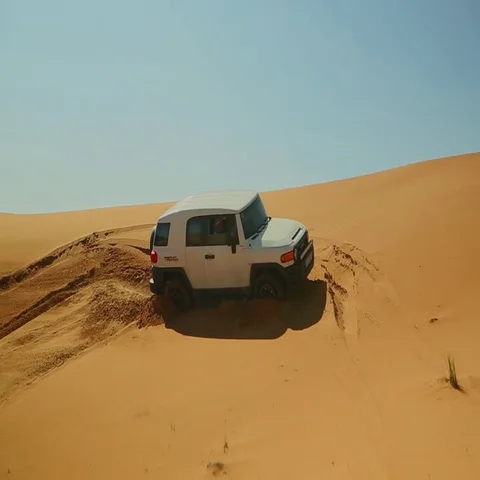 FJ Cruiser stuck in desert. Stock Footage 69495822