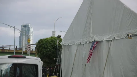 Flag blows from tent of a covid testing site in nyc Vídeos de archivo 251198726