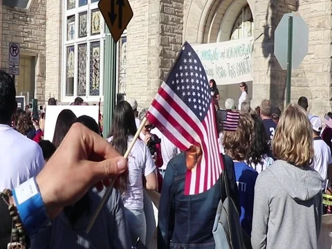 Flag Burn w anthem at a march to protest ban on Imigration 스톡 동영상 76250645
